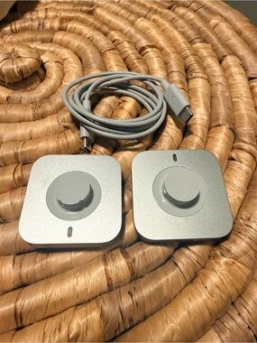 2 Oura ring chargers - size 8